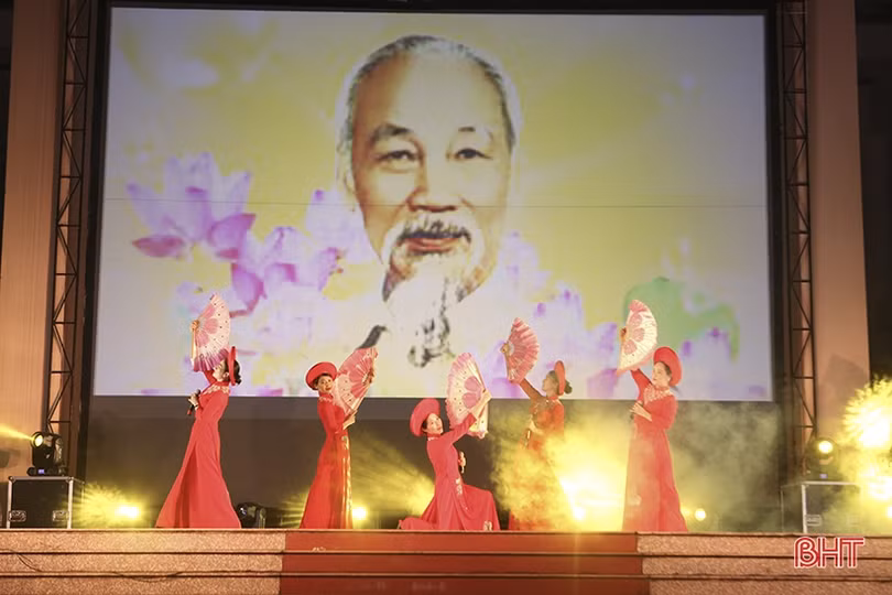 Lắng sâu dạ hội “Lời Người, lời của nước non” ảnh 5 Lắng sâu dạ hội “Lời Người, lời của nước non”