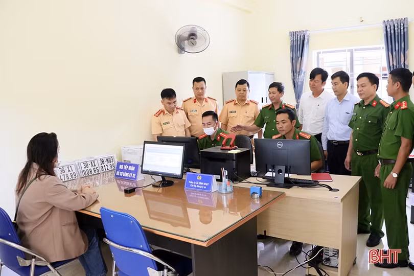 Người dân Hà Tĩnh thuận tiện hơn khi đăng ký ô tô, xe máy tại công an huyện, xã