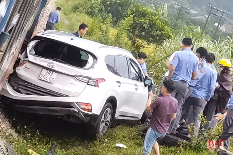 “Xế hộp” bị tàu hỏa đâm bay xuống ruộng, 5 người may mắn thoát nạn