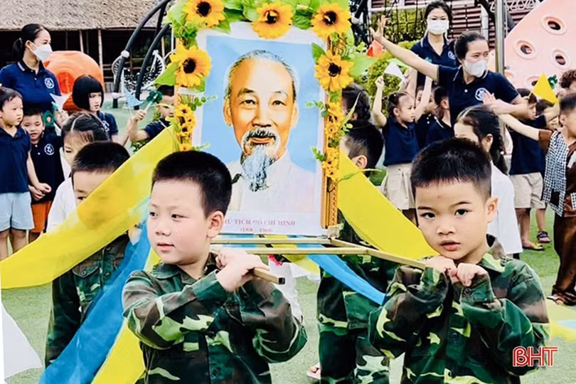 Thiếu nhi mầm non Trung Kiên với Bác Hồ kính yêu