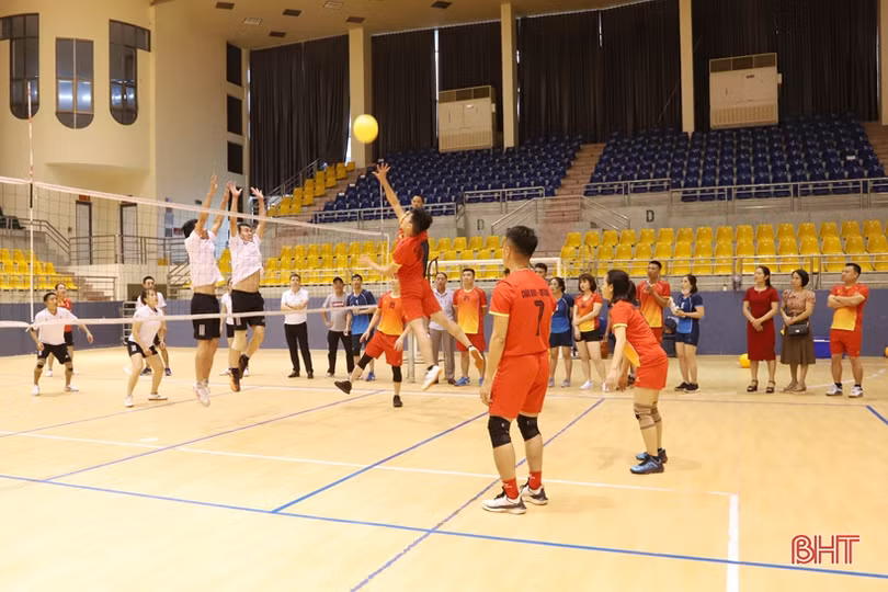 Công ty CP Chăn nuôi vô địch Giải Bóng chuyền hơi Mitraco Hà Tĩnh