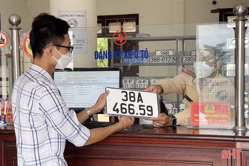 Người dân Hà Tĩnh phấn khởi làm thủ tục đăng ký, nhận biển số ôtô, xe máy ở công an cấp huyện, cấp xã