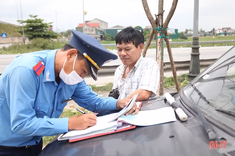 Vì sao khó xử lý triệt để tình trạng xe đón, trả khách sai quy định ở Hà Tĩnh?