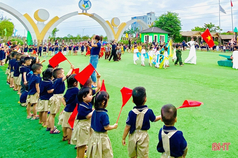 Thiếu nhi mầm non Trung Kiên với Bác Hồ kính yêu