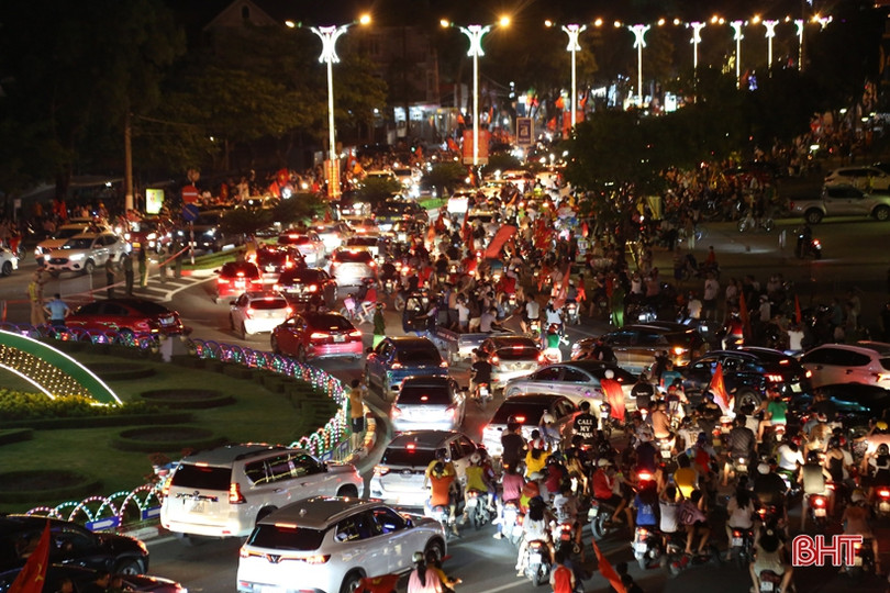 Người dân Hà Tĩnh ra đường mừng U23 Việt Nam giành HCV SEA Games 31