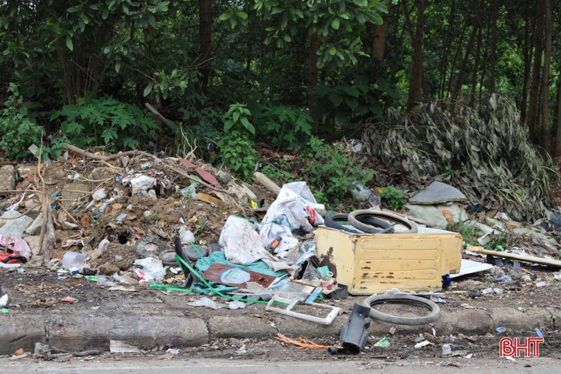 Hương Khê: Rác ngập lề đường, chất đống bên quốc lộ!