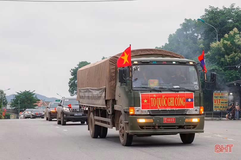 Xúc động hàng nghìn học sinh Hà Tĩnh chào đón các anh về với đất mẹ”