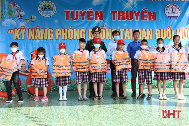 Trang bị kỹ năng phòng, chống tai nạn đuối nước cho gần 300 học sinh 