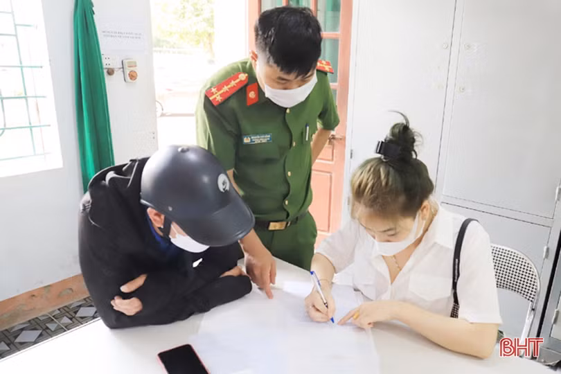 Người dân Hà Tĩnh phấn khởi làm thủ tục đăng ký, nhận biển số ôtô, xe máy ở công an cấp huyện, cấp xã