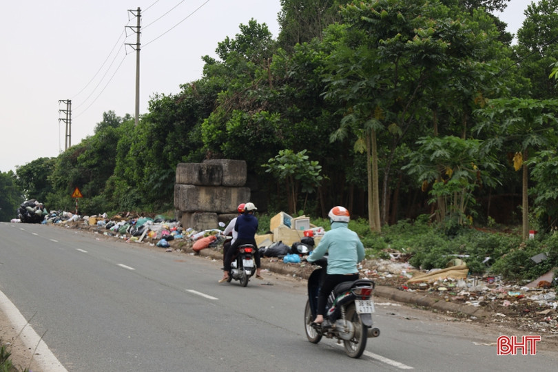 Hương Khê: Rác ngập lề đường, chất đống bên quốc lộ!