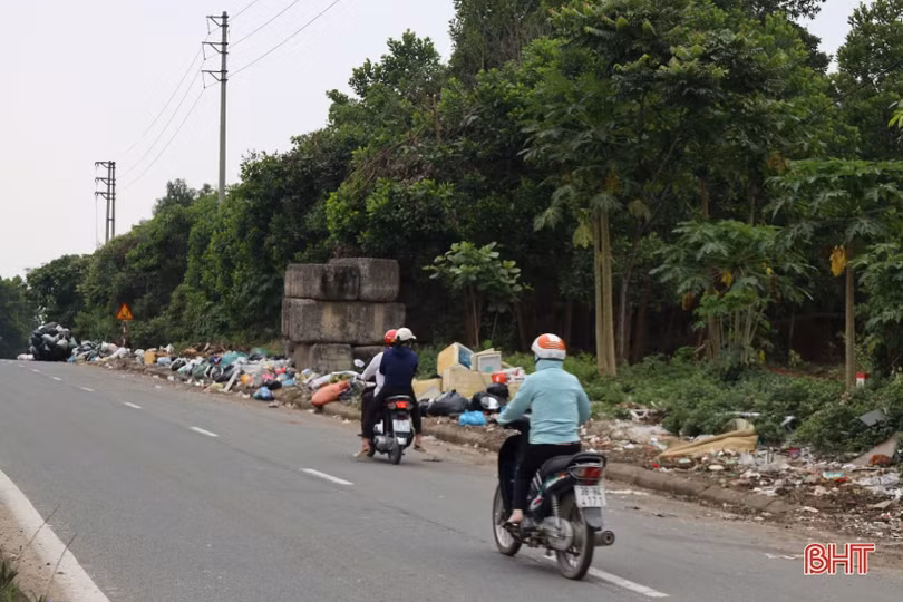 Hương Khê: Rác ngập lề đường, chất đống bên quốc lộ!
