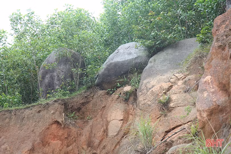 Nguy hiểm chực chờ trên tuyến đường ven biển Hà Tĩnh