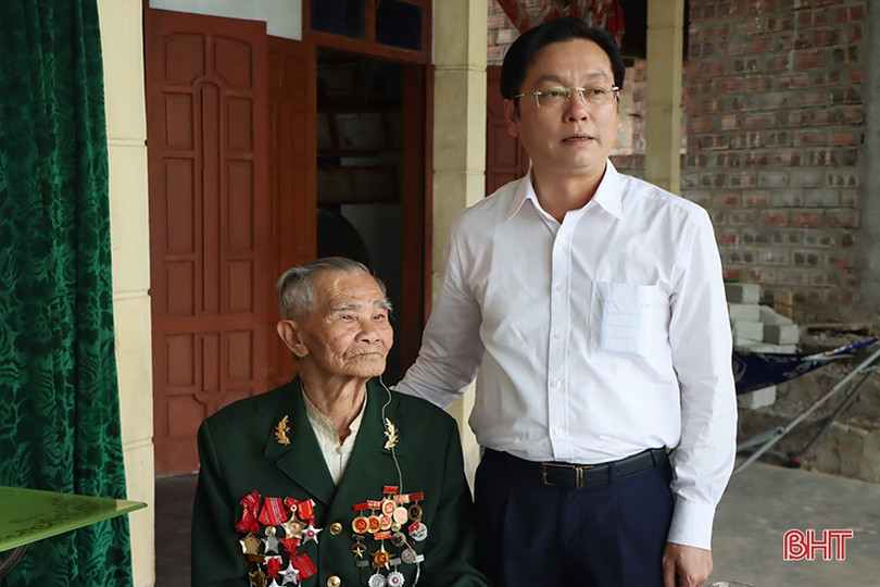 Cẩm Xuyên: 13 đảng viên được tặng Huy hiệu 75 năm tuổi Đảng dịp sinh nhật Bác Hồ