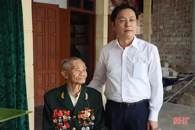 Cẩm Xuyên: 13 đảng viên được tặng Huy hiệu 75 năm tuổi Đảng dịp sinh nhật Bác Hồ