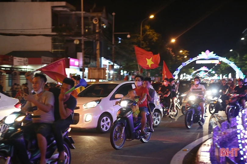 Người dân Hà Tĩnh ra đường mừng U23 Việt Nam giành HCV SEA Games 31