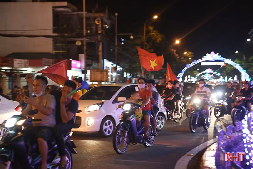 Người dân Hà Tĩnh ra đường mừng U23 Việt Nam giành HCV SEA Games 31