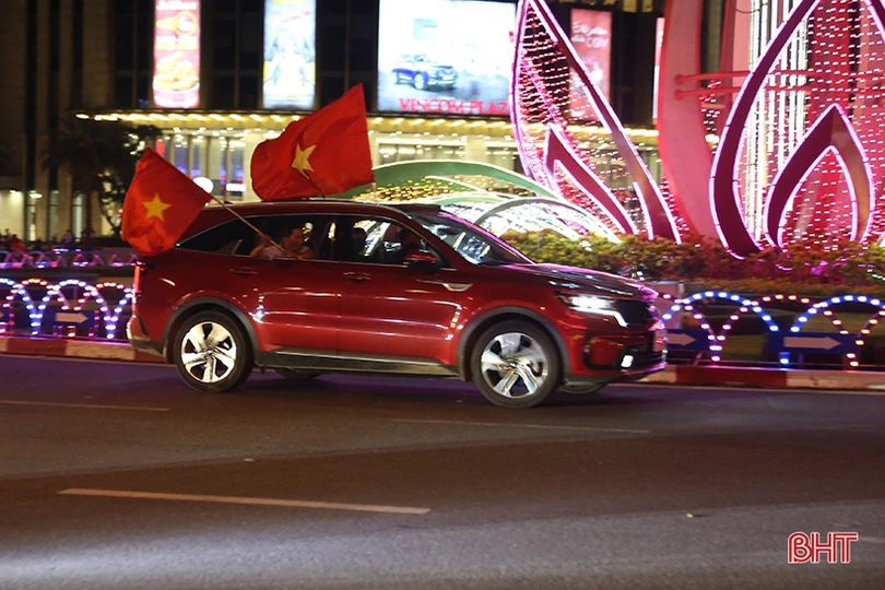 Người dân Hà Tĩnh ra đường mừng U23 Việt Nam giành HCV SEA Games 31