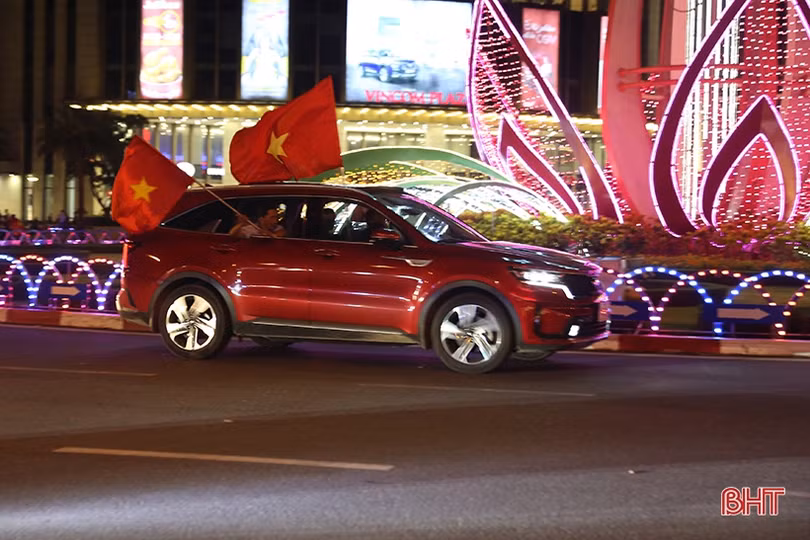 Người dân Hà Tĩnh ra đường mừng U23 Việt Nam giành HCV SEA Games 31