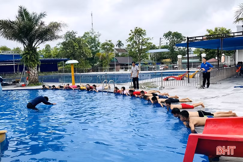 Mở lớp dạy bơi miễn phí cho trẻ em nghèo ở Hương Sơn