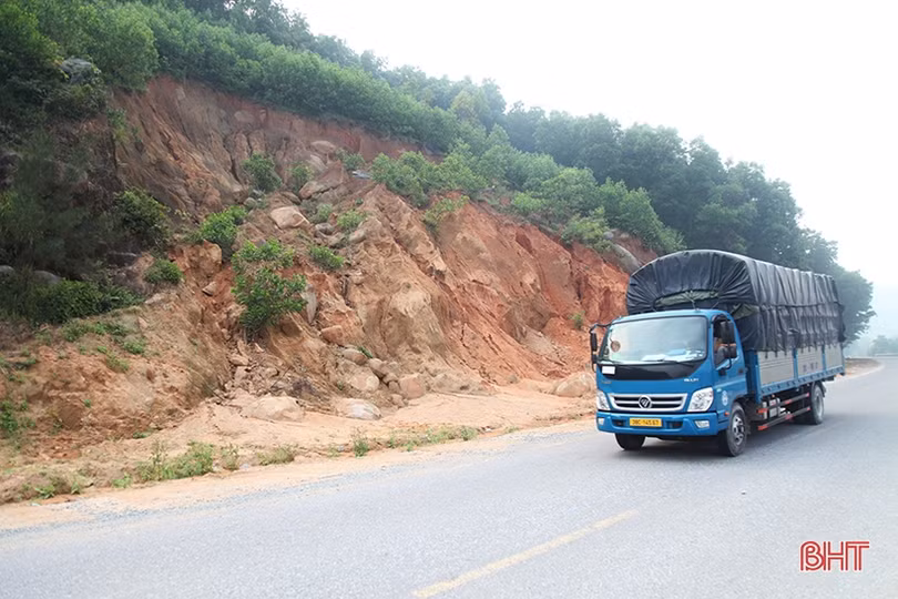 Nguy hiểm chực chờ trên tuyến đường ven biển Hà Tĩnh