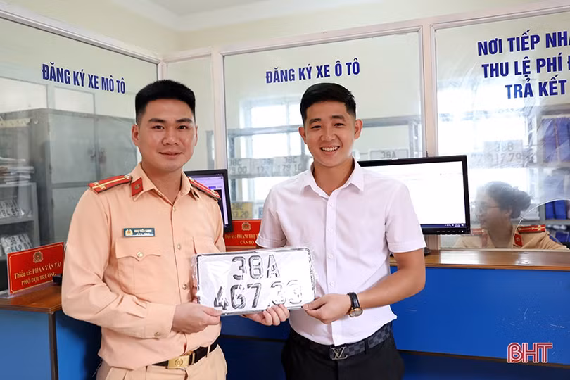 Người dân Hà Tĩnh phấn khởi làm thủ tục đăng ký, nhận biển số ôtô, xe máy ở công an cấp huyện, cấp xã