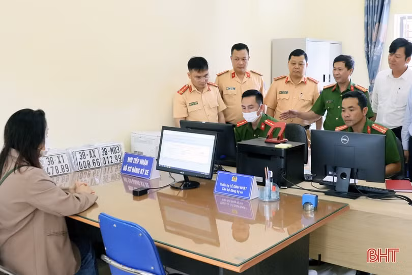 Người dân Hà Tĩnh phấn khởi làm thủ tục đăng ký, nhận biển số ôtô, xe máy ở công an cấp huyện, cấp xã