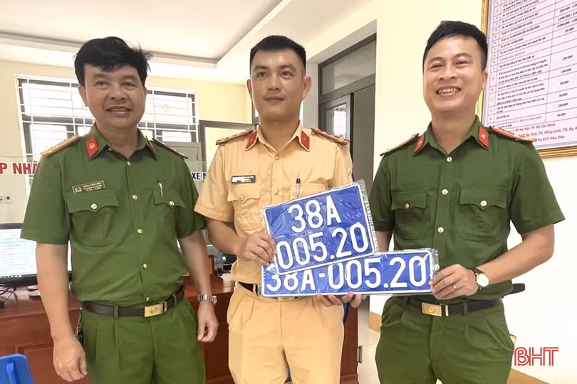 Người dân Hà Tĩnh phấn khởi làm thủ tục đăng ký, nhận biển số ôtô, xe máy ở công an cấp huyện, cấp xã