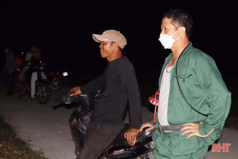 Nông dân Hà Tĩnh tranh thủ gặt đêm, đẩy nhanh tiến độ thu hoạch