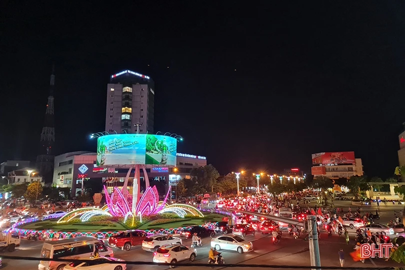 Người dân Hà Tĩnh ra đường mừng U23 Việt Nam giành HCV SEA Games 31