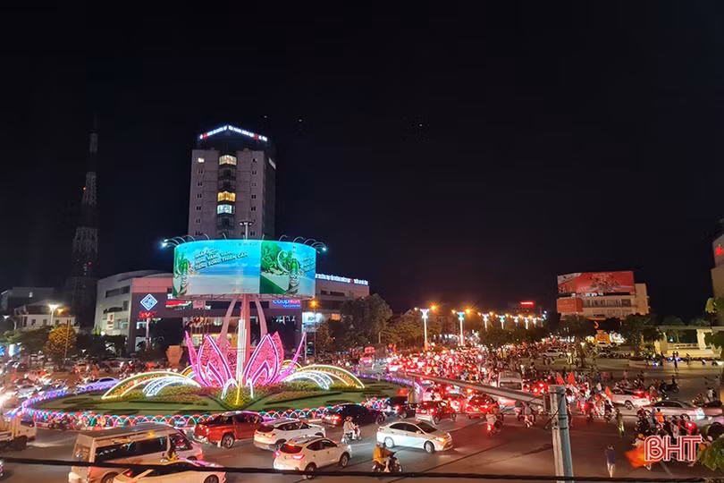 Người dân Hà Tĩnh ra đường mừng U23 Việt Nam giành HCV SEA Games 31