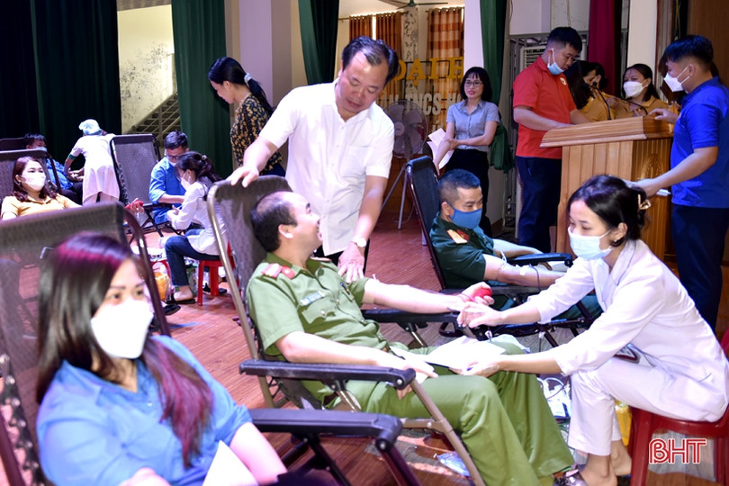 Tiếp nhận 304 đơn vị máu tại ngày hội hiến máu tình nguyện ở TX Hồng Lĩnh