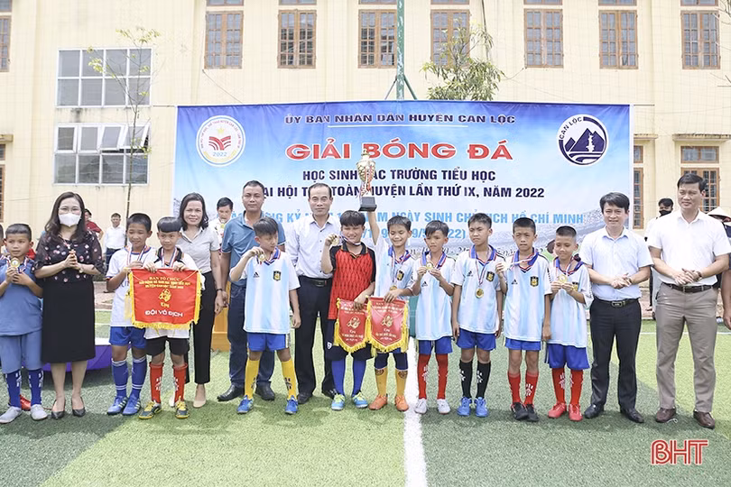Trao thưởng Giải Bóng đá học sinh tiểu học Can Lộc