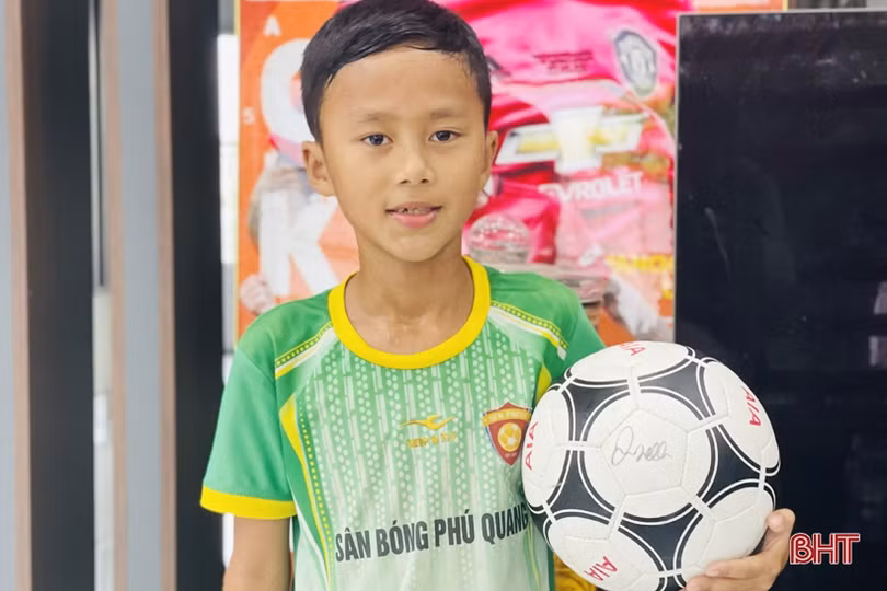 Cậu bé Hà Tĩnh từng được David Beckham khen ngợi trở thành người tháp tùng tuyển thủ tại SEA Games 31