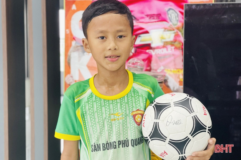 Cậu bé Hà Tĩnh từng được David Beckham khen ngợi trở thành người tháp tùng tuyển thủ tại SEA Games 31