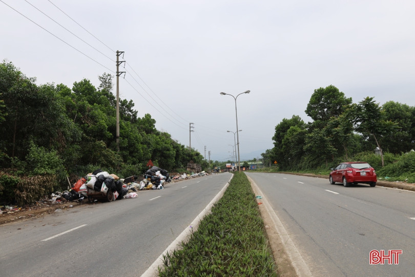 Hương Khê: Rác ngập lề đường, chất đống bên quốc lộ!