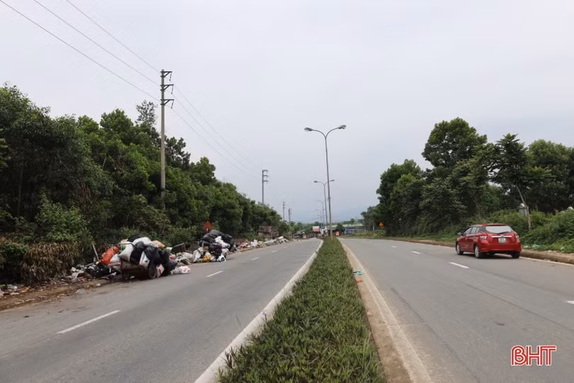 Hương Khê: Rác ngập lề đường, chất đống bên quốc lộ!