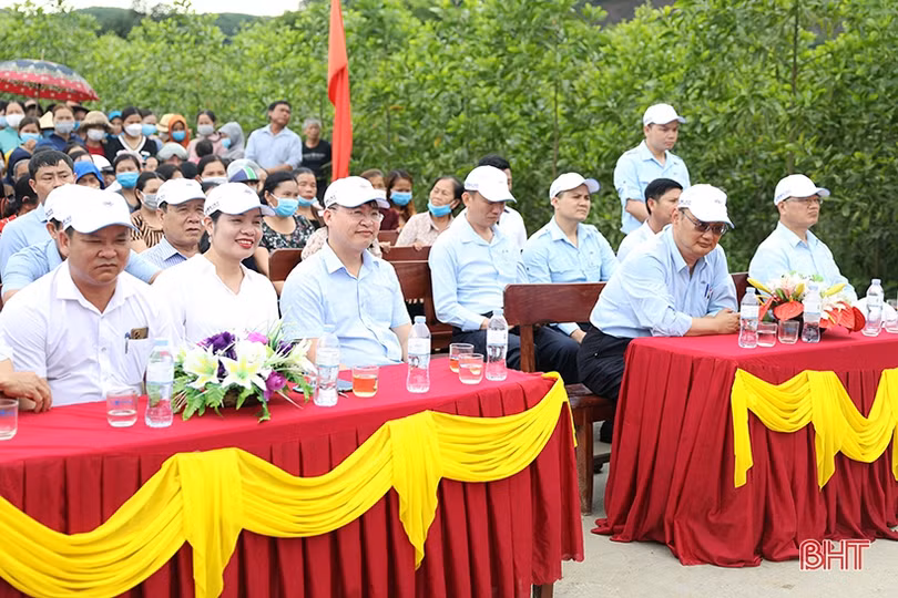 Formosa Hà Tĩnh bàn giao tuyến đường NTM trị giá hơn 1,6 tỷ đồng cho xã Kỳ Hoa