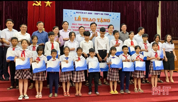 Viễn thông Hà Tĩnh trao 605 máy tính bảng cho học sinh khó khăn