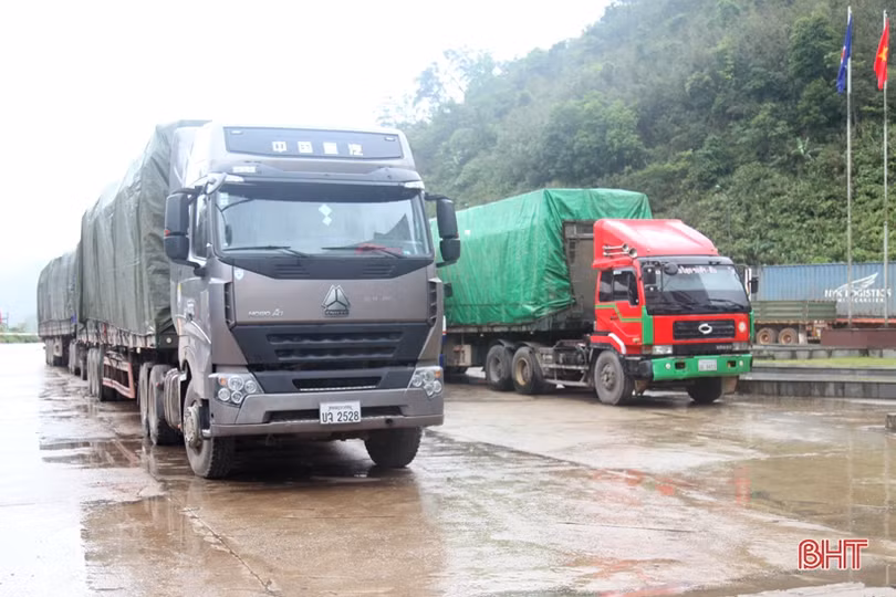 Cửa khẩu Cầu Treo - Hà Tĩnh nhộn nhịp trở lại