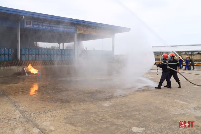 Diễn tập tình huống cháy tại Chi nhánh Gas Petrolimex Hà Tĩnh