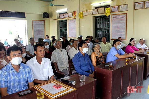 Trao Huy hiệu 75 năm tuổi Đảng cho đảng viên ở Can Lộc