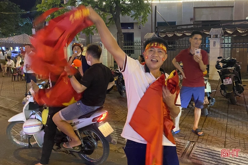 Người dân Hà Tĩnh ra đường mừng U23 Việt Nam giành HCV SEA Games 31