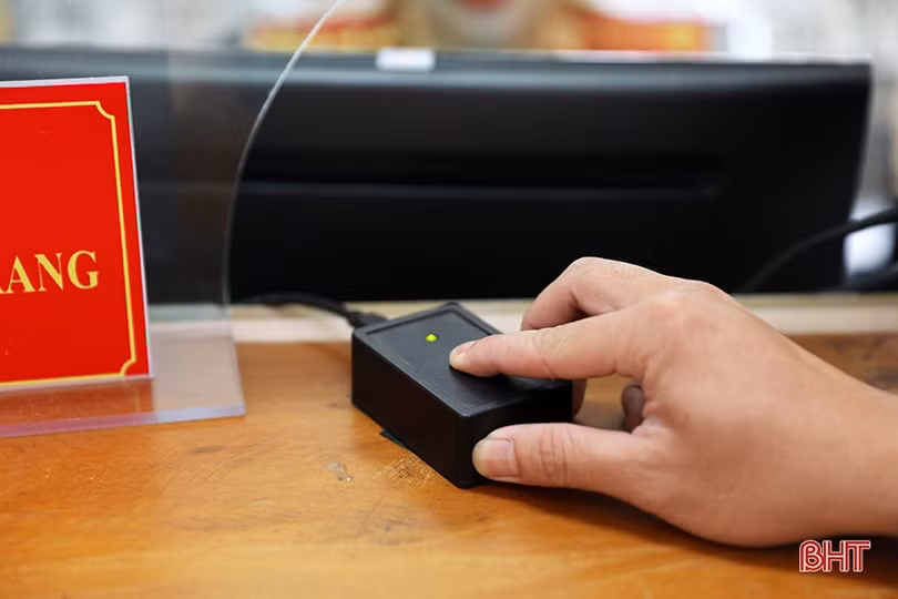 Người dân Hà Tĩnh phấn khởi làm thủ tục đăng ký, nhận biển số ôtô, xe máy ở công an cấp huyện, cấp xã