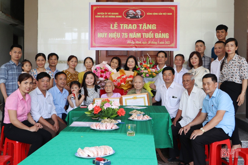 Trao Huy hiệu 75 năm tuổi Đảng cho 2 đảng viên ở Vũ Quang