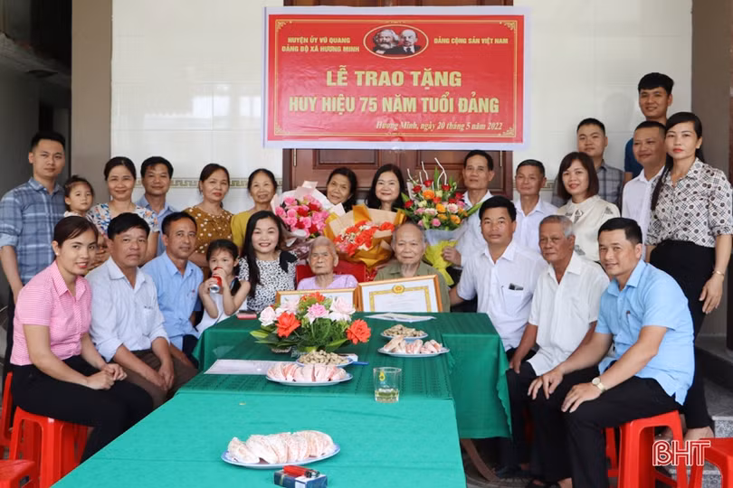 Trao Huy hiệu 75 năm tuổi Đảng cho 2 đảng viên ở Vũ Quang
