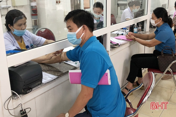 Công đoàn Hà Tĩnh tổ chức khám sức khỏe định kỳ cho hơn 10 nghìn người lao động