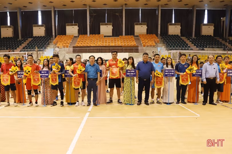 Công ty CP Chăn nuôi vô địch Giải Bóng chuyền hơi Mitraco Hà Tĩnh