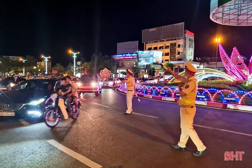 Người dân Hà Tĩnh ra đường mừng U23 Việt Nam giành HCV SEA Games 31