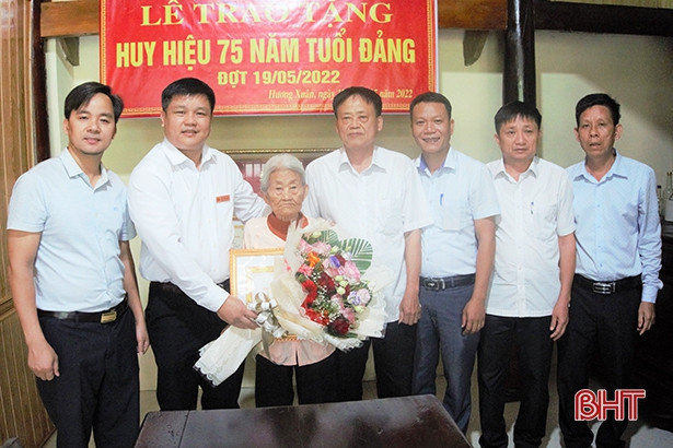 Hương Khê trao 124 Huy hiệu Đảng dịp sinh nhật Bác