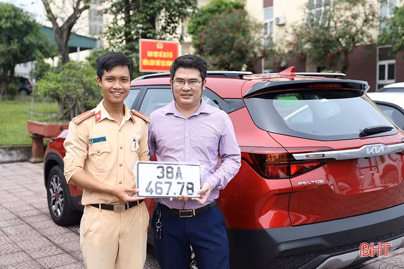 Người dân Hà Tĩnh phấn khởi làm thủ tục đăng ký, nhận biển số ôtô, xe máy ở công an cấp huyện, cấp xã